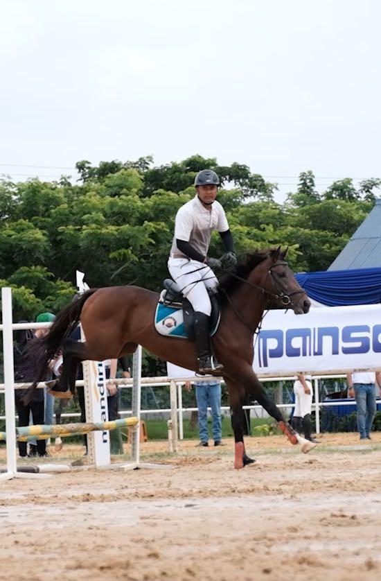 Harian Disway sebagai klien IFEY Films untuk jasa produksi video dokumentasi lomba equestrian